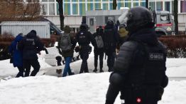 La policía de Putin detiene a quienes protestan o ponen flores en algunas plazas por la muerte del opositor Alexei Navalny.