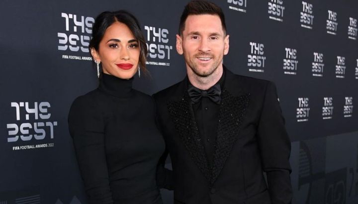 El look total denim de Antonela Roccuzzo para ir a una fiesta con Lionel Messi