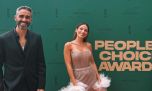 Súper elegantes y muy enamorados, así lucieron Tefi Russo y Pollo Álvarez en los People’s Choice Awards 2024 