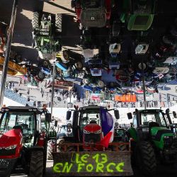 Tractores estacionados bajo el Ombirere en el Vieux Port (Puerto Viejo) durante una manifestación de agricultores franceses contra las políticas agrícolas, en Marsella. Foto de CLEMENT MAHOUDEAU / AFP | Foto:AFP