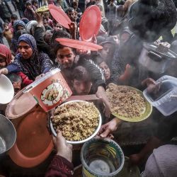 Palestinos desplazados se reúnen para recibir comida en una escuela gubernamental en Rafah, en el sur de la Franja de Gaza. Foto de MOHAMMED ABED / AFP | Foto:AFP
