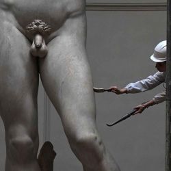 La restauradora italiana Eleonora Pucci limpia la estatua del David de Miguel Ángel usando una aspiradora de mochila y un cepillo de fibra sintética en la Galleria dell'Accademia, en Florencia. Foto de Tiziana FABI / AFP | Foto:AFP