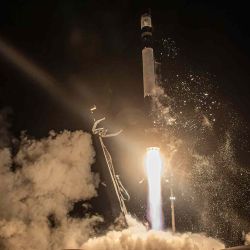 Un cohete que transporta el satélite de demostración de eliminación de escombros comercial "ADRAS-J" de Astroscale, Rocket Lab en la Península Mahia de Nueva Zelanda. Foto de AFP  | Foto:AFP