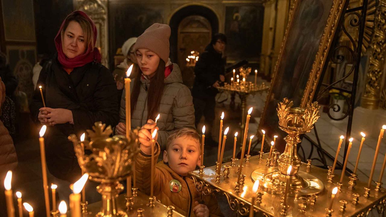Un niño enciende una vela durante una misa ortodoxa en memoria de los activistas de Maidan, también llamados "Héroes de los Cien Celestiales", San Miguel. Kiev. Foto de Roman PILIPEY / AFP | Foto:AFP