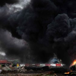 Incendio en una rotonda durante una reunión como parte de las protestas nacionales de los agricultores contra las políticas agrícolas en Guingamp, oeste de Francia. Foto de FRED TANNEAU / AFP  | Foto:AFP