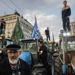 Los agricultores griegos participan en una protesta para exigir ayuda financiera frente al Parlamento en Atenas. Foto de Angelos TZORTZINIS / AFP  | Foto:AFP
