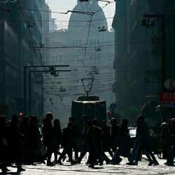 La gente cruza una calle concurrida en el centro de la ciudad de Milán. Foto de GABRIEL BOUYS / AFP | Foto:AFP