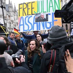 Stella Assange, esposa del fundador de WikiLeaks, Julian Assange, cuando abandona los Tribunales Reales de Justicia, el Tribunal Superior de Gran Bretaña, en el centro de Londres. Foto de JUSTIN TALLIS / AFP  | Foto:AFP