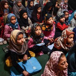 Niñas afganas asisten a una clase en una madraza o escuela islámica en Kandahar. Foto de Sanaullah SEIAM / AFP | Foto:AFP