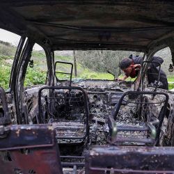 Un palestino inspecciona un automóvil quemado en un ataque reportado la noche anterior por colonos israelíes en la aldea de Burqa, Cisjordania. Foto de Zain JAAFAR / AFP | Foto:AFP