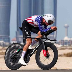 El ciclista estadounidense del equipo UAE Emirates, Brandon Mcnulty, participa en la segunda etapa de la sexta gira ciclista de los EAU desde la isla de al-Hudayriyat. Foto de Giuseppe CACACE / AFP | Foto:AFP