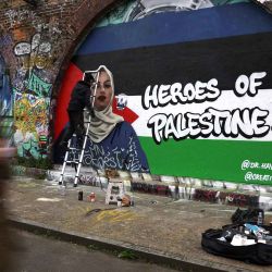 Un artista de graffiti trabajando para crear una imagen de arte callejero de la Dra. Haya Hijazi, una doctora en Gaza. Londres. Foto de Daniel LEAL / AFP | Foto:AFP