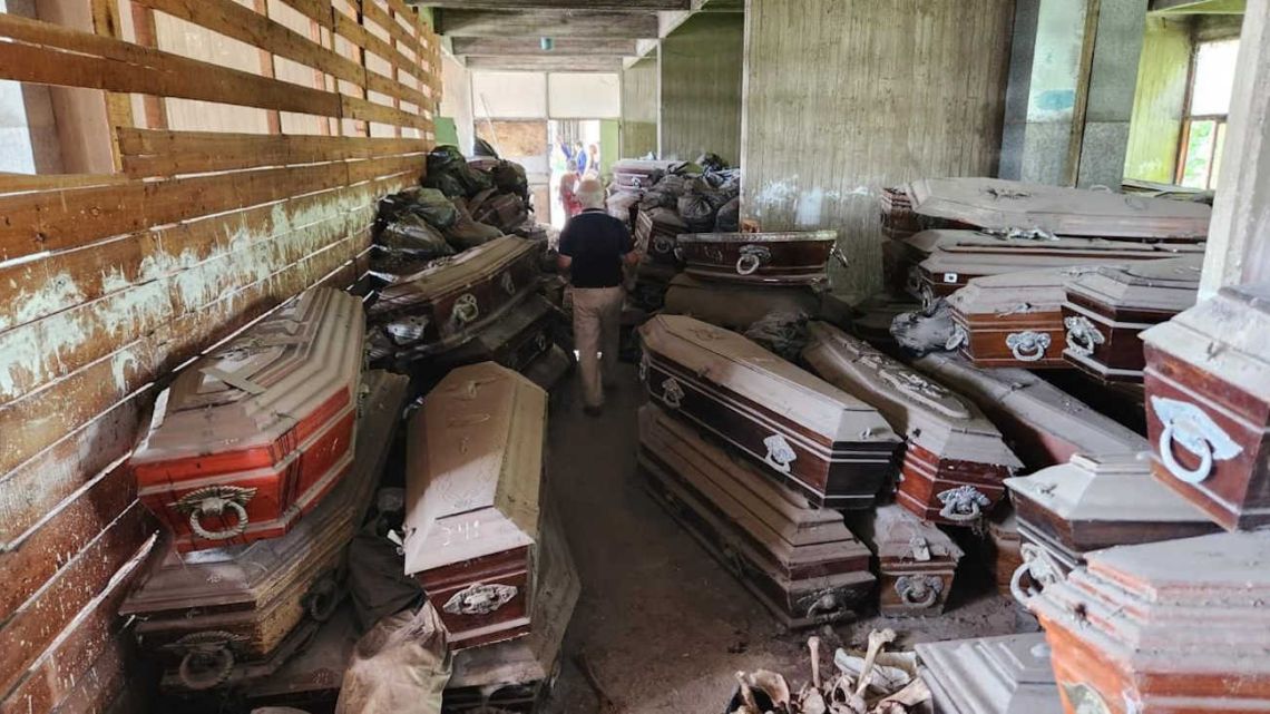 Discovery of terror in La Plata: 500 abandoned coffins and 200 bags with human remains in illegal deposits