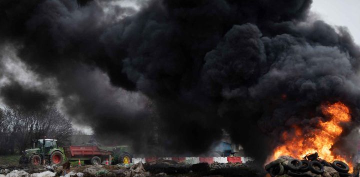 Incendio en una rotonda durante una reunión como parte de las protestas nacionales de los agricultores contra las políticas agrícolas en Guingamp, oeste de Francia. Foto de FRED TANNEAU / AFP 