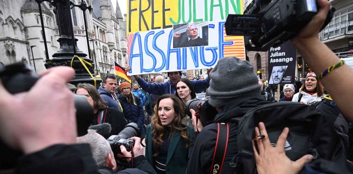 Stella Assange, esposa del fundador de WikiLeaks, Julian Assange, cuando abandona los Tribunales Reales de Justicia, el Tribunal Superior de Gran Bretaña, en el centro de Londres. Foto de JUSTIN TALLIS / AFP 