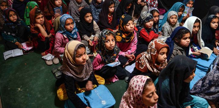 Niñas afganas asisten a una clase en una madraza o escuela islámica en Kandahar. Foto de Sanaullah SEIAM / AFP