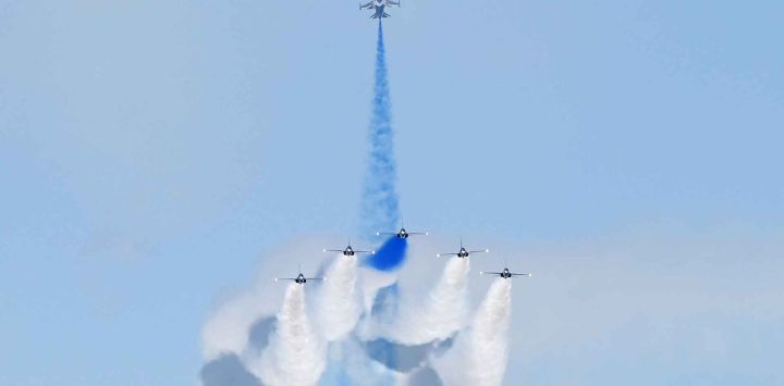 Miembros del equipo de acrobacia aérea 'Black Eagle' de Corea del Sur actúan durante una exhibición aérea en el Singapore. Foto de Roslan RAHMAN / AFP