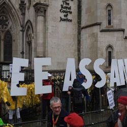 Los manifestantes sostienen pancartas mientras protestan frente a los Tribunales Reales de Justicia, el Tribunal Superior de Gran Bretaña, en el centro de Londres. Foto de Daniel LEAL / AFP | Foto:AFP