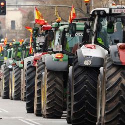Un peatón hace gestos a los manifestantes que conducen sus tractores en camino a una protesta de agricultores para denunciar sus condiciones y la política agrícola europea. Madrid. Foto de OSCAR DEL POZO / AFP | Foto:AFP