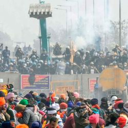 La policía y el personal de la Fuerza de Acción Rápida bloquean una carretera con gases lacrimógenos para impedir que los agricultores marchen hacia Nueva Delhi. Foto de Narinder NANU / AFP | Foto:AFP