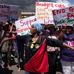 Cientos de personas protestan contra los recortes presupuestarios y de financiación social propuestos y el desempeño económico general de Sudáfrica. Foto de RODGER BOSCH / AFP | Foto:AFP