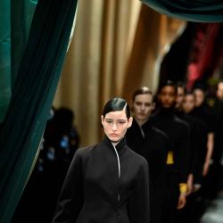 Los modelos caminan por la pasarela al final del desfile de la colección Fendi en la Semana de la Moda de Milán. Foto de Marco BERTORELLO / AFP | Foto:AFP