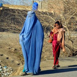 Una mujer afgana vestida con burka camina con una niña por una calle en el distrito de Dand, en la provincia de Kandahar. Foto de Sanaullah SEIAM / AFP | Foto:AFP