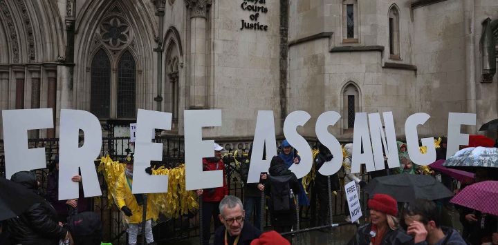 Los manifestantes sostienen pancartas mientras protestan frente a los Tribunales Reales de Justicia, el Tribunal Superior de Gran Bretaña, en el centro de Londres. Foto de Daniel LEAL / AFP