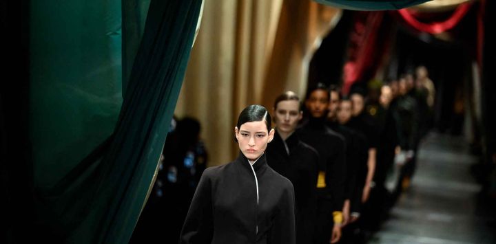 Los modelos caminan por la pasarela al final del desfile de la colección Fendi en la Semana de la Moda de Milán. Foto de Marco BERTORELLO / AFP