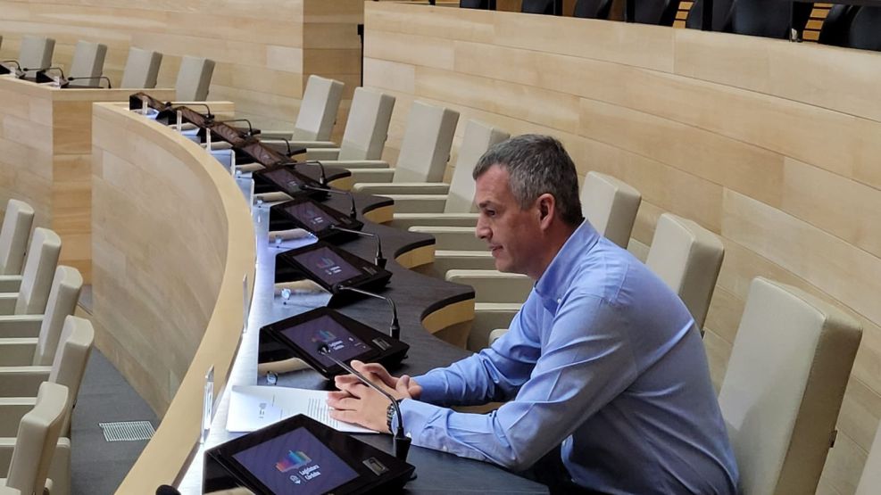 Agustin Spacessi sentado solo en su banca en el recinto de Córdoba