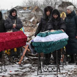 Familiares y amigos asisten a una ceremonia fúnebre de una familia en su casa que fué destruida por un ataque con misiles rusos, en Kramatorsk. Foto de Anatolii STEPANOV / AFP | Foto:AFP