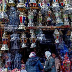 Lámparas utilizadas para decoración durante el mes sagrado de ayuno del Ramadán en Egipto, en una tienda artesanal en el centro de El Cairo. Foto de Khaled DESOUKI / AFP | Foto:AFP