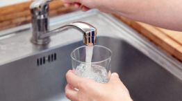 Tarifas de agua: AySA podrá facturar el consumo individual en los edificios