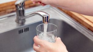 Tarifas de agua: AySA podrá facturar el consumo individual en los edificios