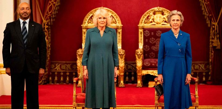 El vicepresidente de la junta directiva de la BBC, la reina Camilla de Gran Bretaña y la duquesa de Gloucester asisten a los premios del aniversario de la reina. Palacio de Buckingham en Londres. Foto por Aaron Chown / AFP
