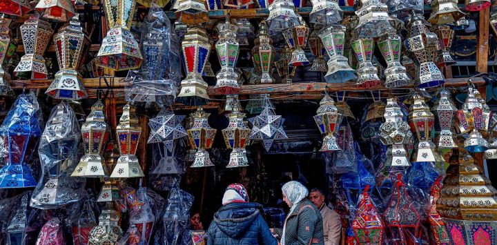 Lámparas utilizadas para decoración durante el mes sagrado de ayuno del Ramadán en Egipto, en una tienda artesanal en el centro de El Cairo. Foto de Khaled DESOUKI / AFP