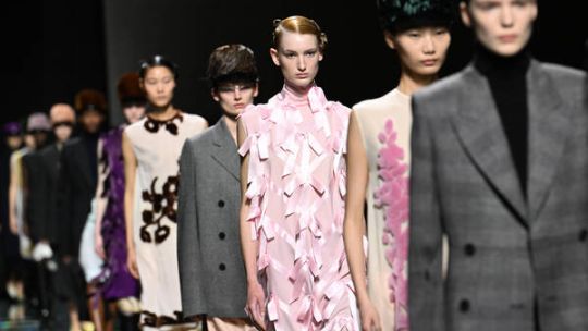 Milán Fashion Week: Prada redefine el estilo coquette sobre la pasarela