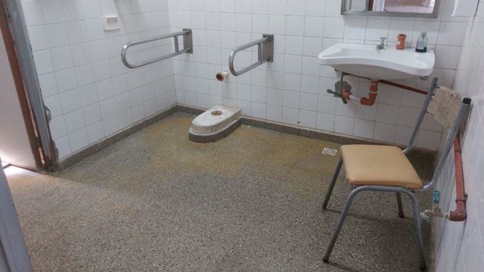 Una escuela de Córdoba ladrones se llevaron hasta inodoros y lavatorios.