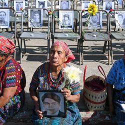 Familiares de las víctimas de la guerra civil de Guatemala de 1960-96 participan en una marcha para conmemorar el 25º aniversario de la publicación del informe de la Comisión de la Verdad en la Ciudad de Guatemala. El informe confirmó que más de 200.000 personas murieron o desaparecieron durante los 36 años de guerra civil y responsabilizó al ejército de Guatemala del 93 por ciento de los crímenes. | Foto:JOHAN ORDÓNEZ/AFP