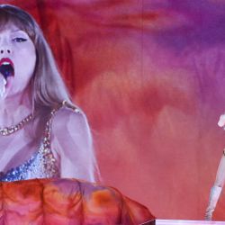 La cantante estadounidense Taylor Swift actúa en el escenario durante un concierto como parte de su Eras World Tour en Sydney. | Foto:DAVID GRAY / AFP