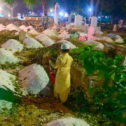Los musulmanes rezan ante las tumbas de sus familiares con motivo del Shab-e-Barat en Prayagraj, India. | Foto:SANJAY KANOJIA / AFP