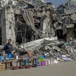 Un vendedor espera a los clientes en una calle de la ciudad de Gaza, en medio del conflicto en curso en la Franja de Gaza entre Israel y el movimiento militante palestino Hamás. | Foto:AFP