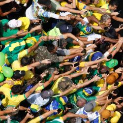 Vista aérea que muestra al expresidente brasileño Jair Bolsonaro llegando a un mitin en Sao Paulo, Brasil, para rechazar las acusaciones de que planeó un golpe de estado con aliados para permanecer en el poder después de su fallido intento de reelección en 2022. | Foto:MIGUEL SCHINCARIOL / AFP