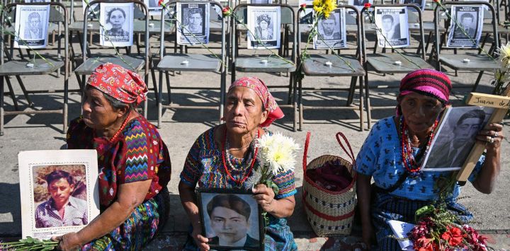 Familiares de las víctimas de la guerra civil de Guatemala de 1960-96 participan en una marcha para conmemorar el 25º aniversario de la publicación del informe de la Comisión de la Verdad en la Ciudad de Guatemala. El informe confirmó que más de 200.000 personas murieron o desaparecieron durante los 36 años de guerra civil y responsabilizó al ejército de Guatemala del 93 por ciento de los crímenes.