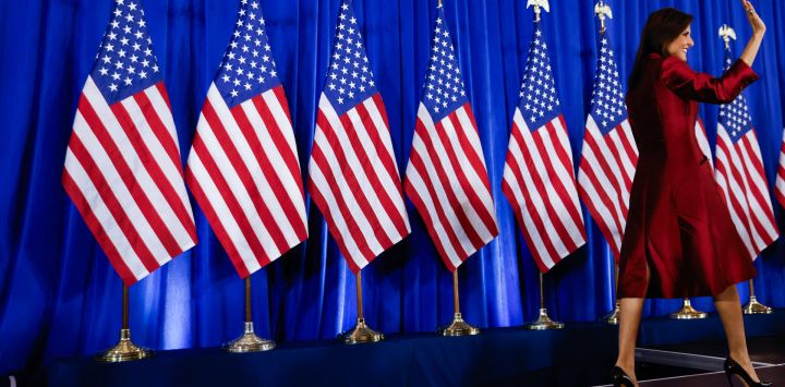 La aspirante presidencial republicana de Estados Unidos y ex embajadora de la ONU, Nikki Haley, sube al escenario para hablar en su fiesta de vigilancia nocturna electoral en Charleston, Carolina del Sur.