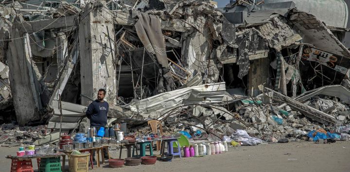 Un vendedor espera a los clientes en una calle de la ciudad de Gaza, en medio del conflicto en curso en la Franja de Gaza entre Israel y el movimiento militante palestino Hamás.