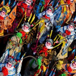Artistas folclóricos realizan una presentación durante una feria del templo llevada a cabo en el distrito de Xunxian, en la provincia de Henan, en el centro de China. | Foto:Xinhua/Zhu Xiang