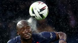 El centrocampista portugués del Paris Saint-Germain Danilo Pereira cabecea la pelota durante el partido de fútbol francés L1 entre Rennes y Paris Saint-Germain (PSG) en el estadio Parc des Princes de París.