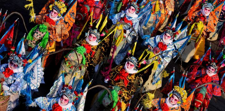 Artistas folclóricos realizan una presentación durante una feria del templo llevada a cabo en el distrito de Xunxian, en la provincia de Henan, en el centro de China.