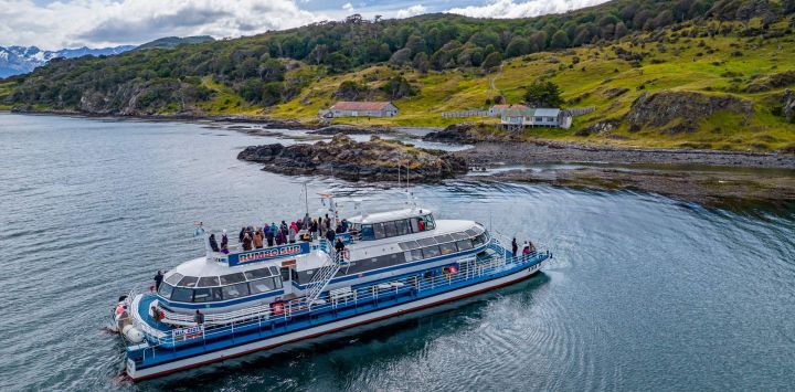 Estancia Túnel. La navegación en catamaranes por el Canal Beagle sigue siendo una de las atracciones más convocantes para los miles de turistas nacionales y extranjeros que visitan la ciudad de Ushuaia, en Tierra del Fuego.